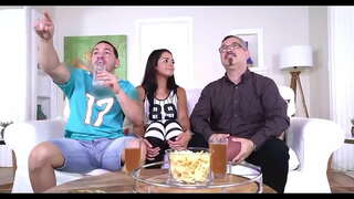 Андан кийин, саат ичинде шаардык, ал продолжал трахать аны абдан катуу, жана ошондой эле ал башталган приподнимать мою задницу ар биринде менин бугорков жана бардык убакта поддерживала мени, ал говорила мага, ооба, уф, вставь дагы бир аз, ооба. Толук эки жыл ичиндеги