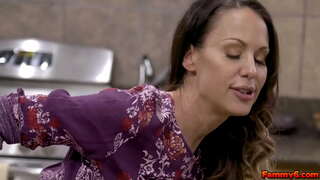 ברונטית חם אישה מקנזי לי מקבל חלק מהדנ &quot; צעיר חתיך והופכת אותו בהצטיינות