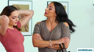 Peituda madrasta e enteada tem um caso secreto e o menino foge para as donas de quarto e eles se beijam.Latino-leve ela e ela lambe sua boceta