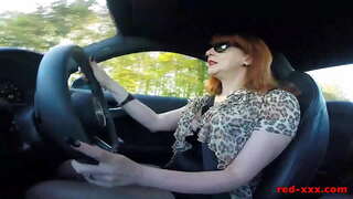 Busty redhead MILF masturbates kwi-backseat wakhe kunye car
