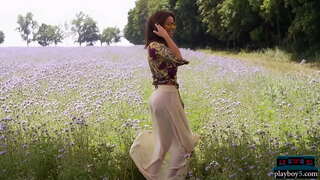 Busty isihungarian MILF imodeli efumana nude kwaye ikhangeleka incredibly zinokuphathwa ze