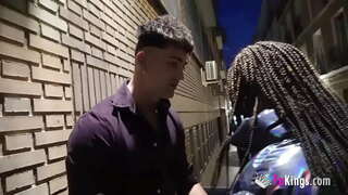 Samra exhibitionist jiġrilha imtaqqbin mill-raġel qarn