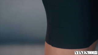 МЕГЕРА Нахальная красуня спакушае боса