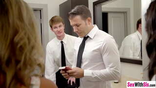 Sexy teens Ms Faris kwaye Whitney Wright afunyanwe hardcore threesom ngesondo emva kokuba sucked dick