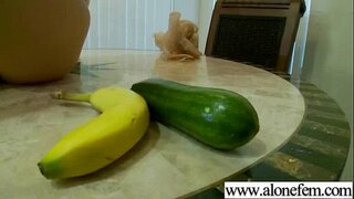 Сладак теен Љубитељ Играју Са Фаллоимитаторами видео-14