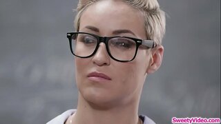 Teen babe äta hennes instruktörer klitta efter klass