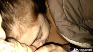 Li vekiĝis de sia vicfilino suĉante sian koko, kaj li ne plendas.