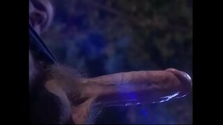 Busty ravenhaired babe mahazo isaky ny nokapohina amin&#039;ny votary araka ny fombafomba ny Devoly ny fivavahana