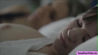 Алісон Рей з Ашлі Файрс, які насолоджуються лизанням своїх кицьок