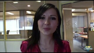 Мініяцюрная брунэтка прапануе сваю задніцу з задавальненнем