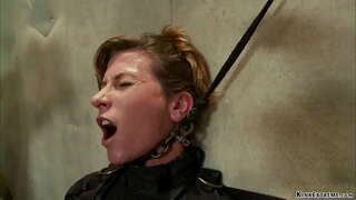 Magħfusa MARA iskjavi Smart X hija ippinjat dwar l-illuminazzjoni tabella imbagħad b&#039;katina jottjeni l-anali ġermaniż mal-anzjani fuq jeħel fl-idejn tal-kaptan Orlando