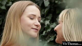 Sexy adolescente amigas lamber uns dos outros bichano húmidos