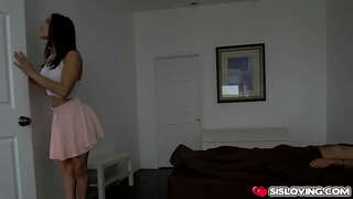 Abella อันตรายต้องการที่จะรู้สึกของเธอ stepbrothers งจู๋เจ้าอยู่ข้างในของเธอเปียก twat